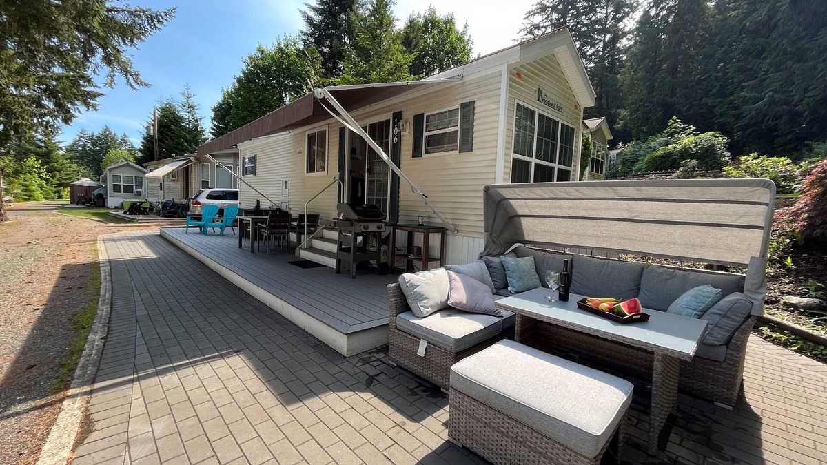Lindell Beach House | Cabin by the Cultus lake in gated Holiday Resort