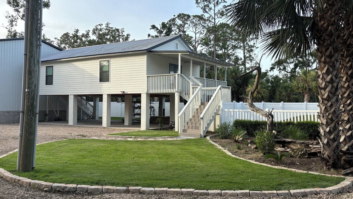 Steinhatchee House | Cabin can sleep 7: 5 Adults and 2 Kids