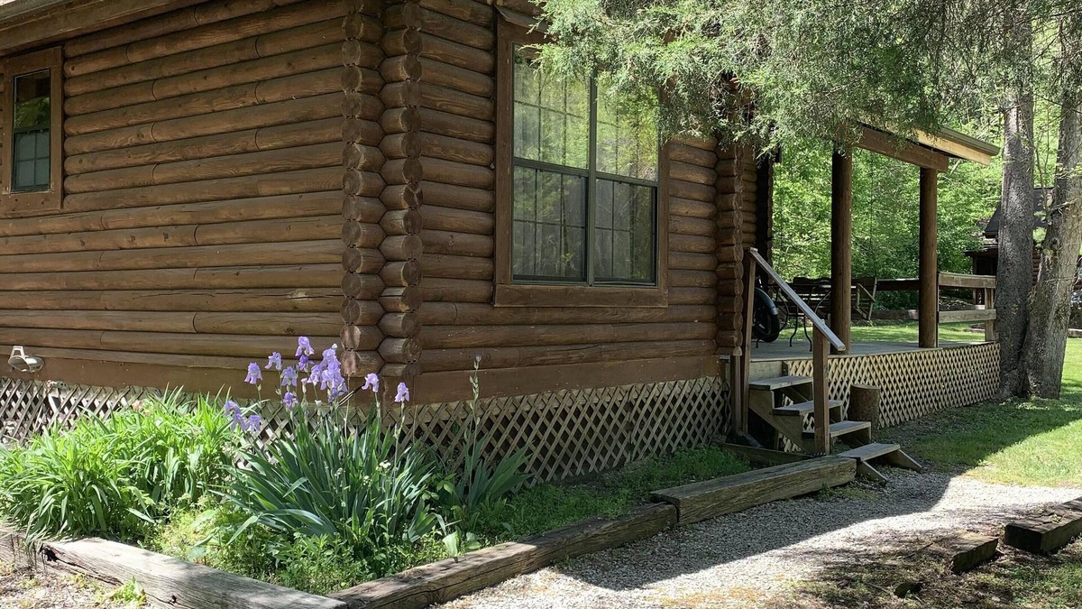 Slade Cabin | Cabin close to Natural Bridge State Park with Jhot tub and internet
