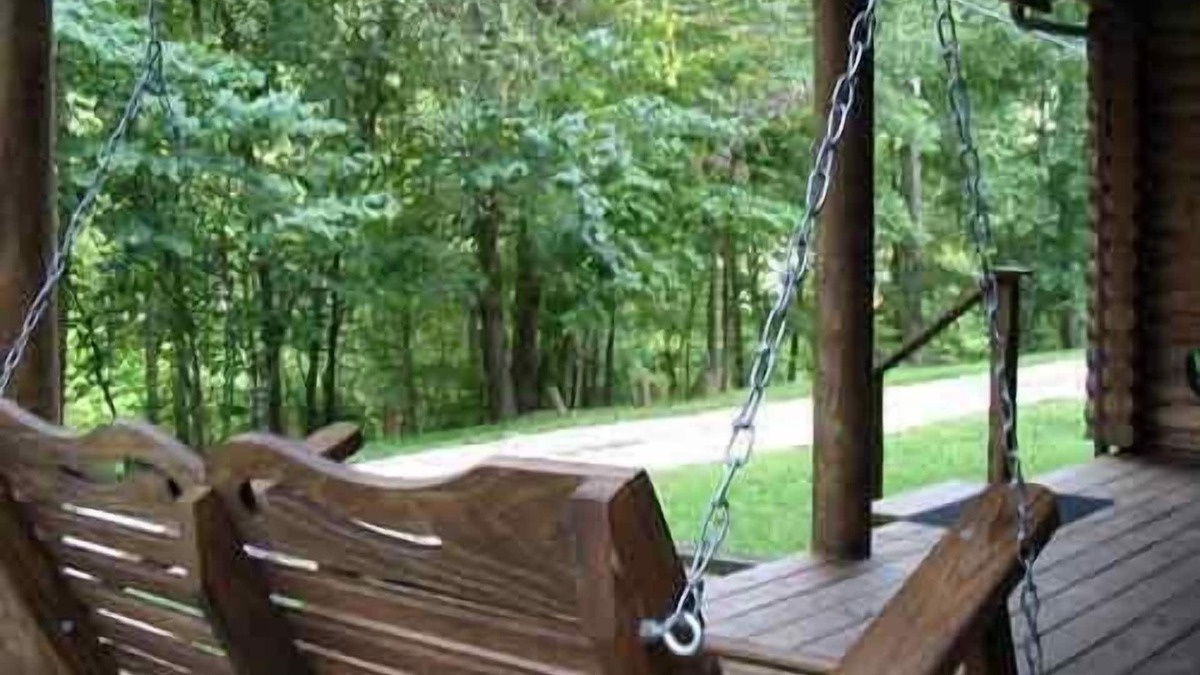 Slade Cabin | Cabin close to Natural Bridge State Park with hot tub and internet
