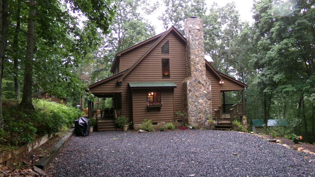 Laurel Springs Cabin | Cabin Fireplace Mountains Game Room Jefferson, NC