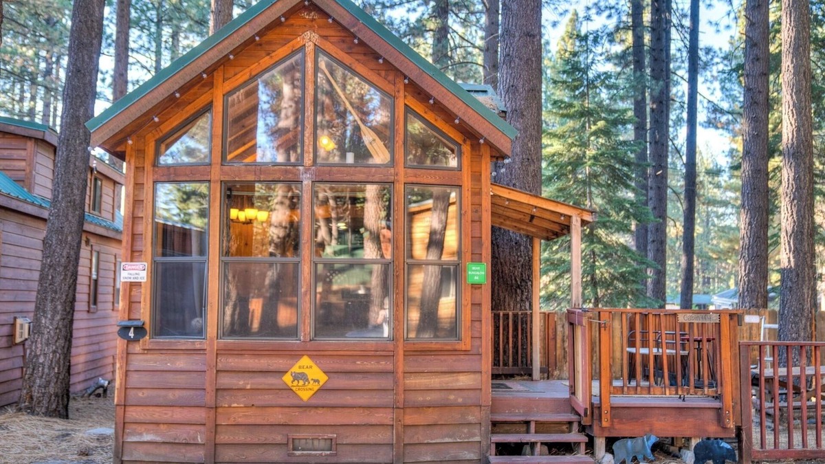 South Lake Tahoe Cabin | Cabin - Full Kitchen - TV - Pet friendly