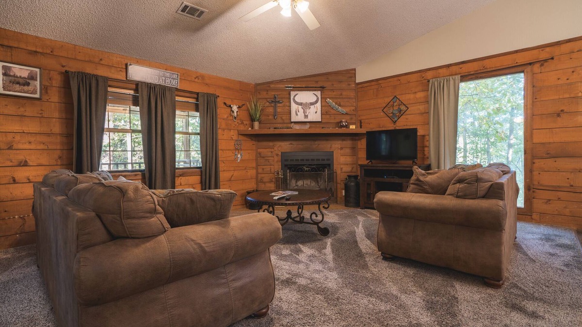Royal Cabin | Cabin G at Safe Harbor Brady Mountain on Lake Ouachita!