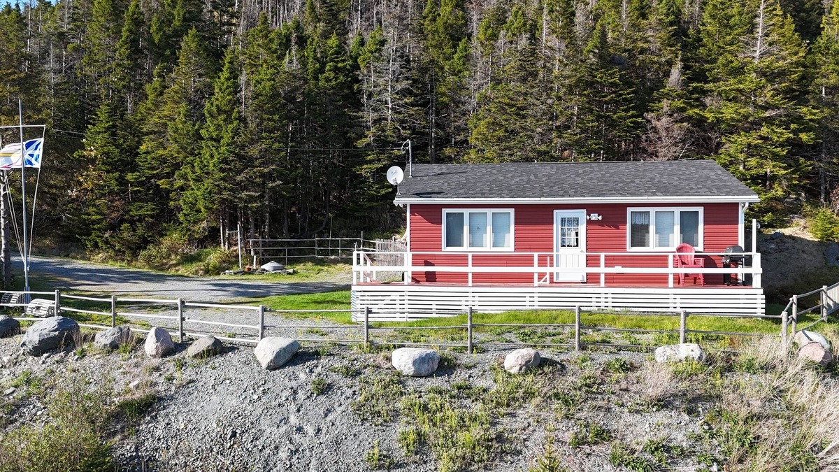 Fermeuse Cabin | Cabin Harbour View + Sitting Area + Fire Pit + BBQ