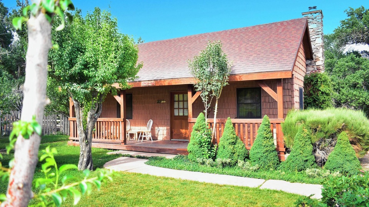 Zion National Park East Entrance Cabin | Cabin in Apple Orchard - Pool - Hot Tub -Farm -Breakfast -Quiet Side Zion -Bryce