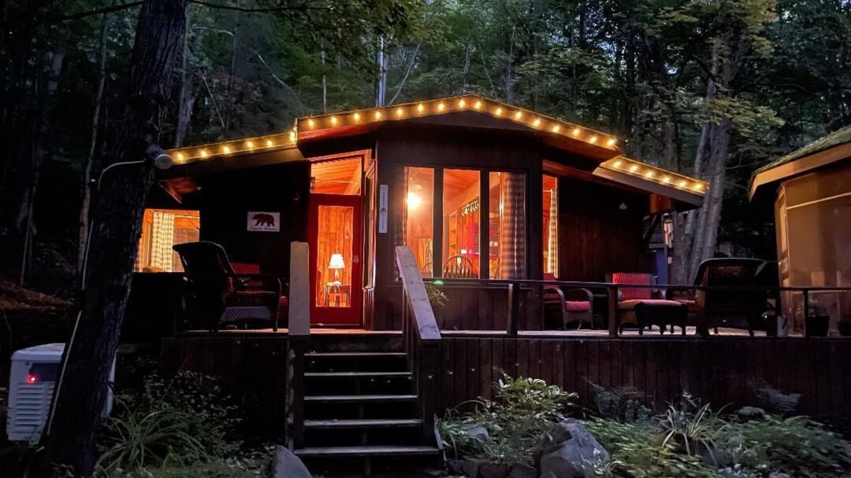 Huntsville House | Cabin in Muskoka for Two with a Private Hot Tub and Close to the Lake