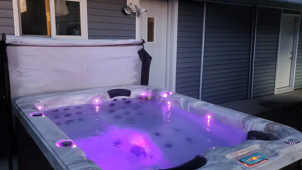 Oscoda Cabin | Cabin in Oscoda with hot tub and game roomnn