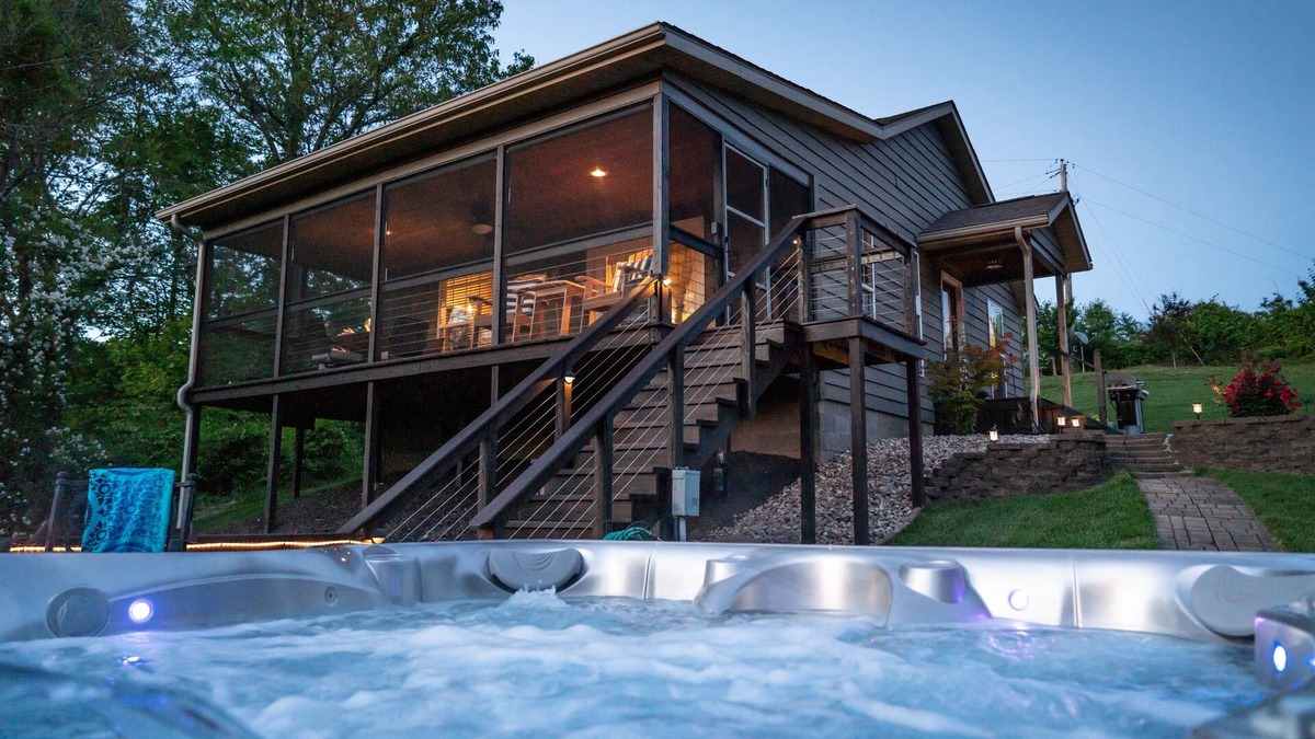 Jonesboro Cabin | Cabin in Southern Illinois - Hot Tub - Romantic Getaway -Shawnee National Forest