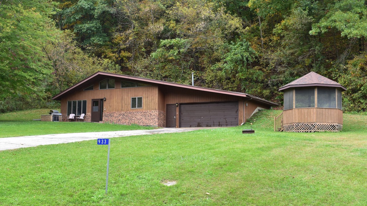 Harpers Ferry House | Cabin in the Bluff, Only Minutes from the Mississippi River!