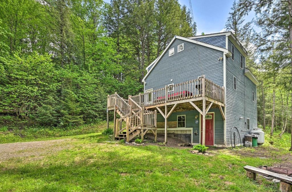 Jay House | Cabin in the Untouched Woods - 3 Miles to Ski