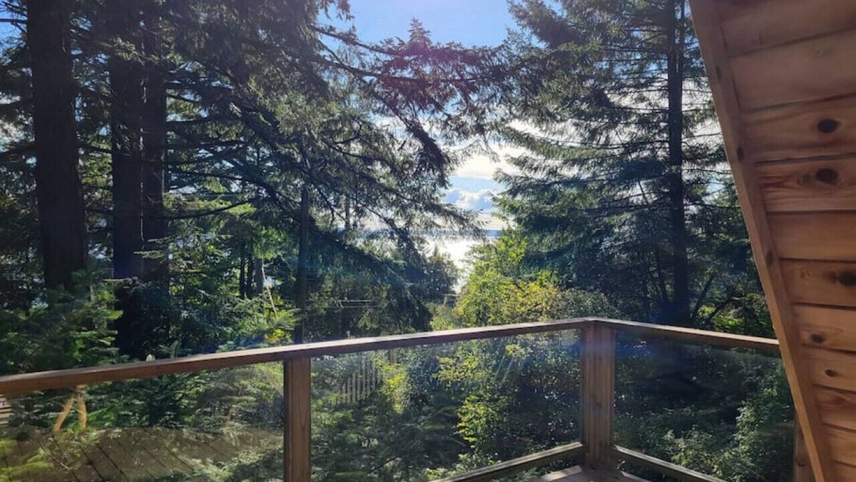 Bowen Island Apartment | Cabin In The Woods · Cabin In The Woods