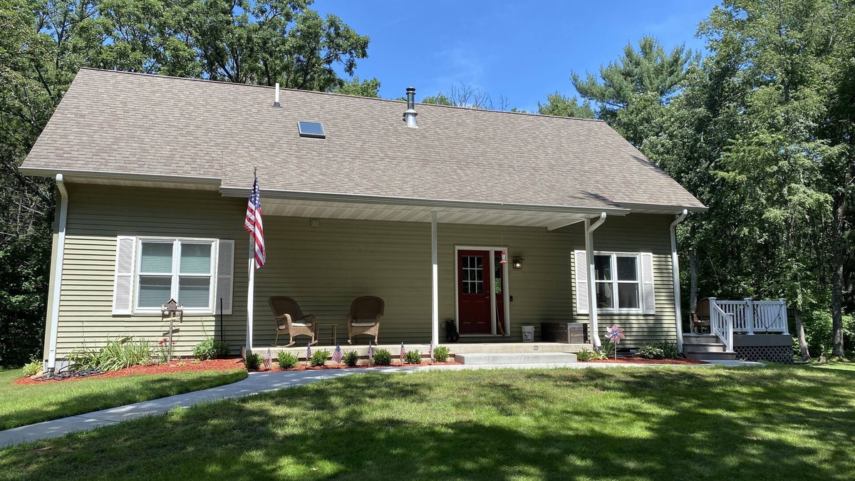 Necedah House | Cabin in the woods with Castle Rock Lake access