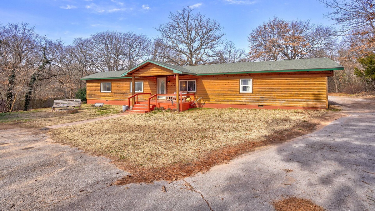 Norman Cabin | Cabin near Norman with Hot Tub & Pool