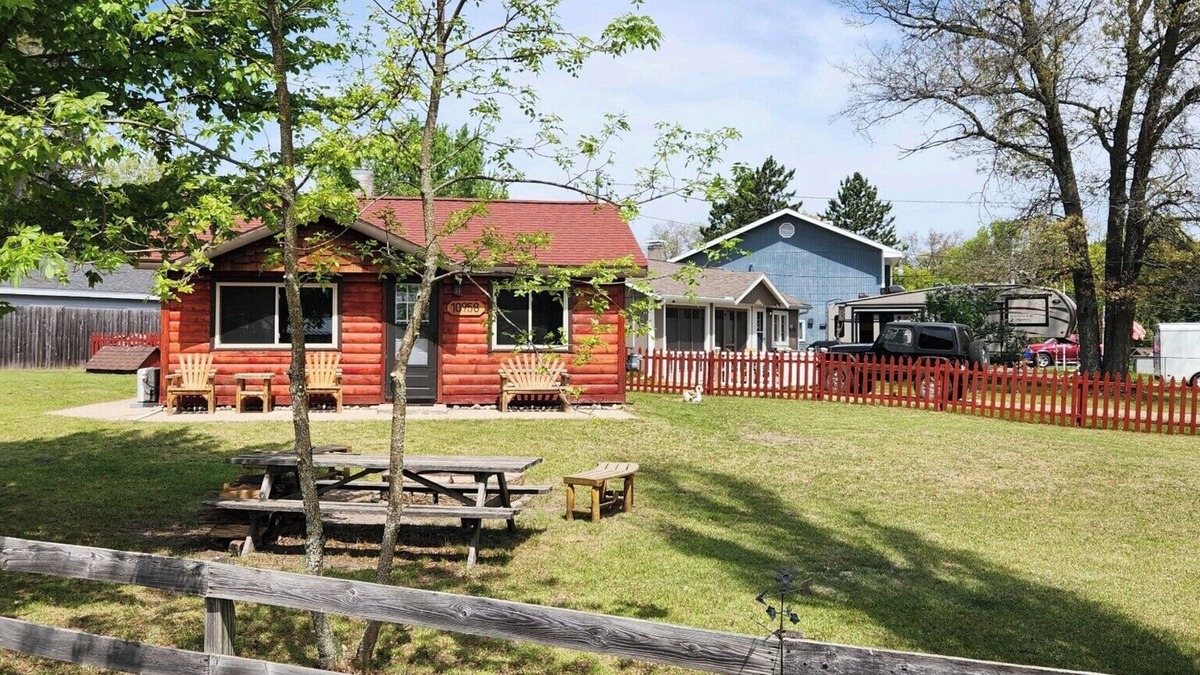 St. Helen Cabin | Cabin near ORV trails, lake St. Helen, Houghton Lake and golfing!