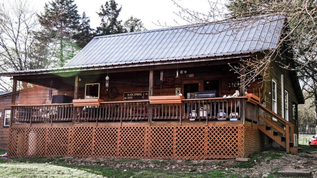 Norman Cabin | Cabin on Collier creek. Go swimming or soaking. Caddo Gap Arkansas