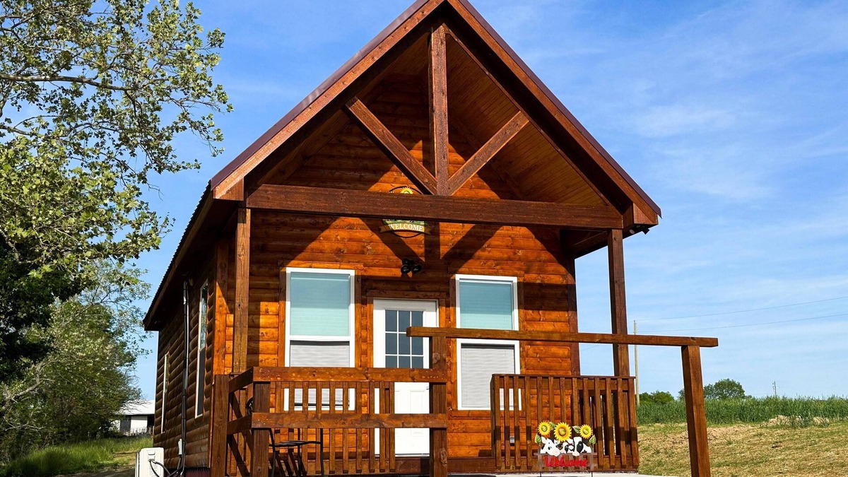 Dry Ridge Cabin | Cabin on Dairy Farm - Near Ark - Feed Grain to Calves and Goats