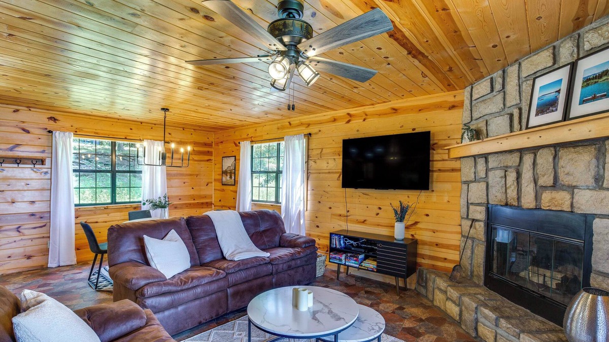 Fort Towson Cabin | Cabin on Lake Raymond Gary w/Dock, Grill & Views!