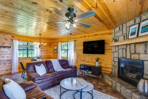 Fort Towson House | Cabin on Lake Raymond Gary with Dock, Grill and Views!
