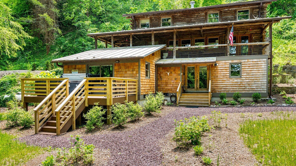 Rileyville Cabin | Cabin on River, Kayak, Hot Tub, WiFi, EV Charger!