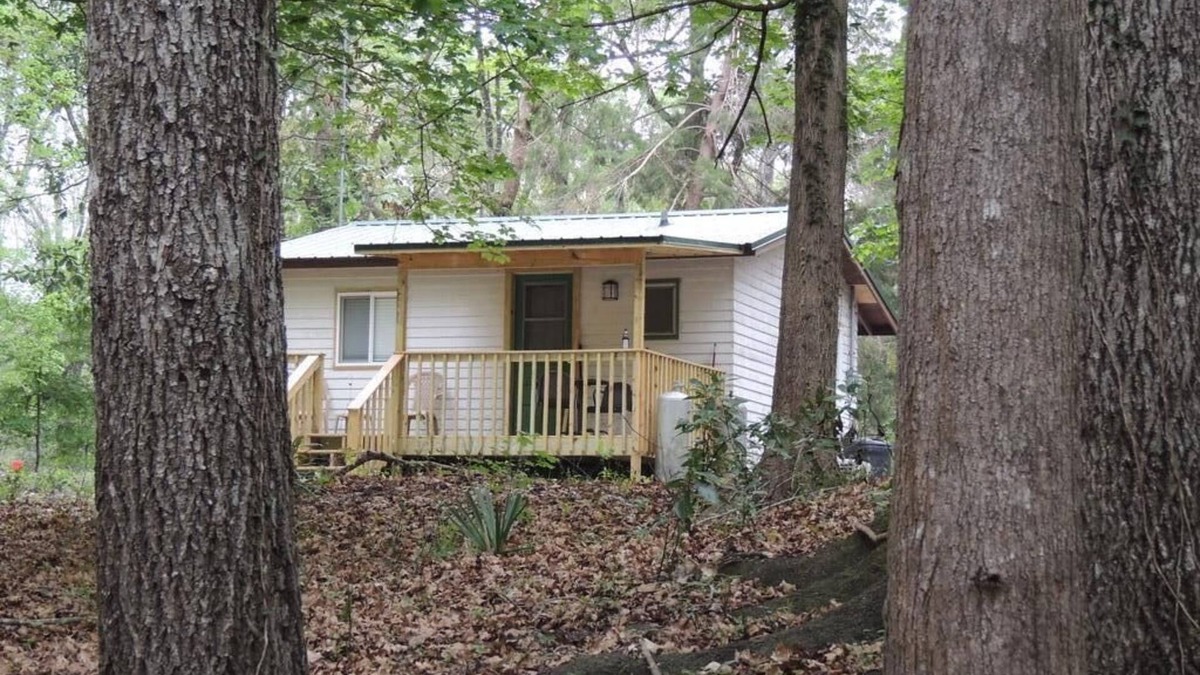 Fort White Cabin | Cabin on Sante Fe Inlet in Three River Estates (walking distance to park)