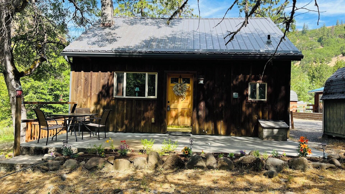 Klickitat Cabin | Cabin on the Klickitat River - Boat Access and Beach