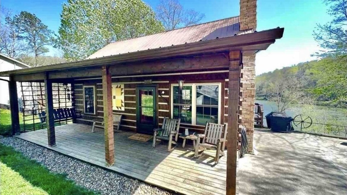 Pittsburg Cabin | Cabin on the Lake! Just minutes from Daniel Boone National Forest.