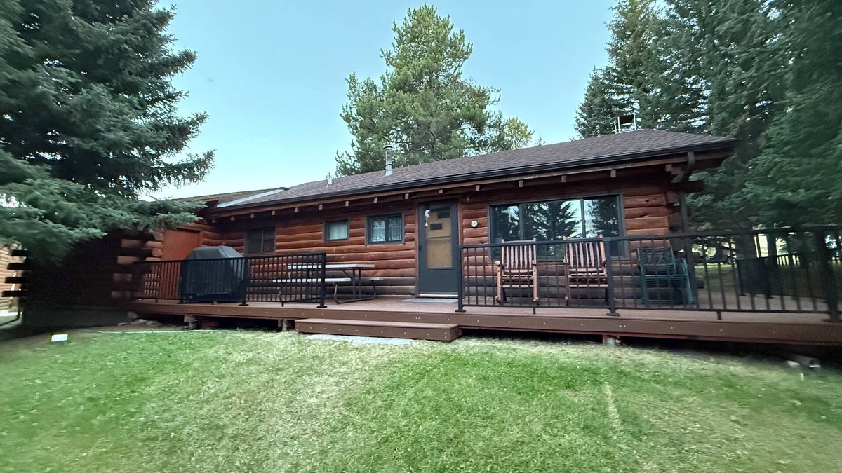 Cody Cabin | CABIN ON THE RIVER - 2 BR W/LOFT 20 miles from NE entrance of Yellowstone