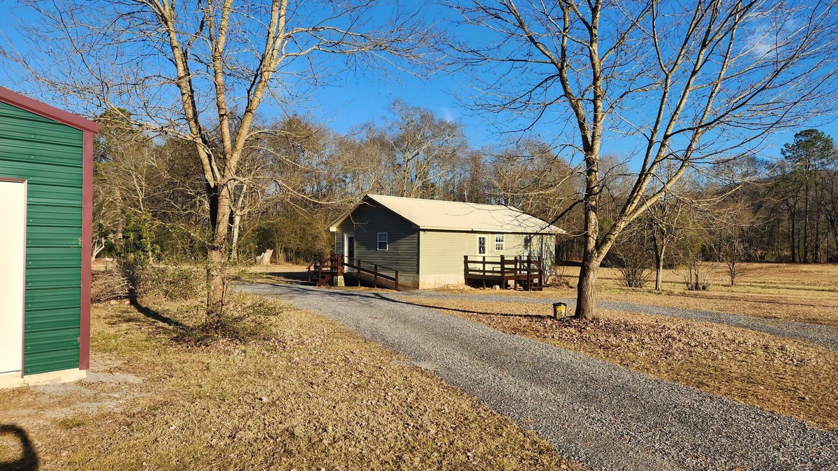 Gaylesville Cabin | Cabin on the river. 300 feet of waterfront and fishing. Weiss lake 5 mins away.