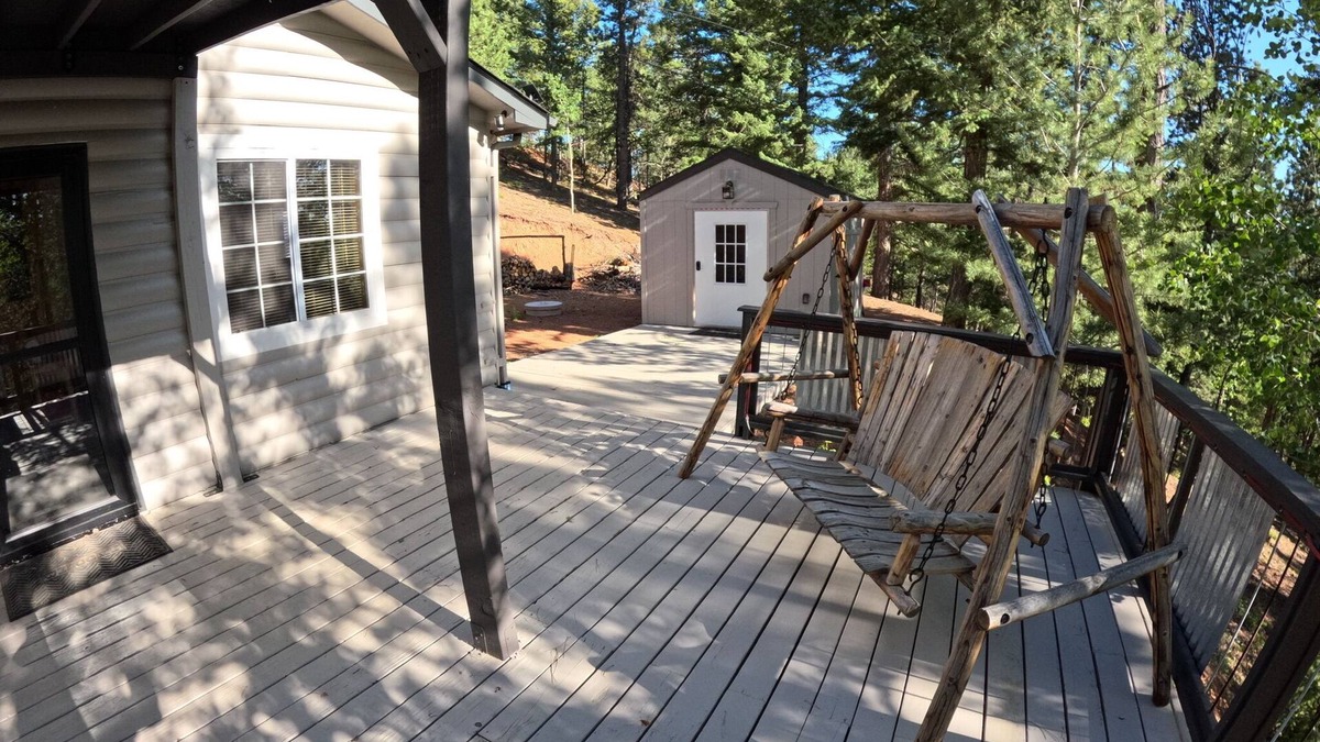 Rainbow Valley Cabin | Cabin Pet-Friendly with 2 King Beds and Deck Near Pikes Peak