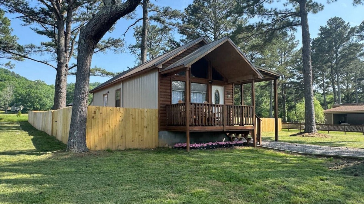 Groveoak Cabin | Cabin|Pets! Sleeps 5|Close Lake Guntersville|2BR