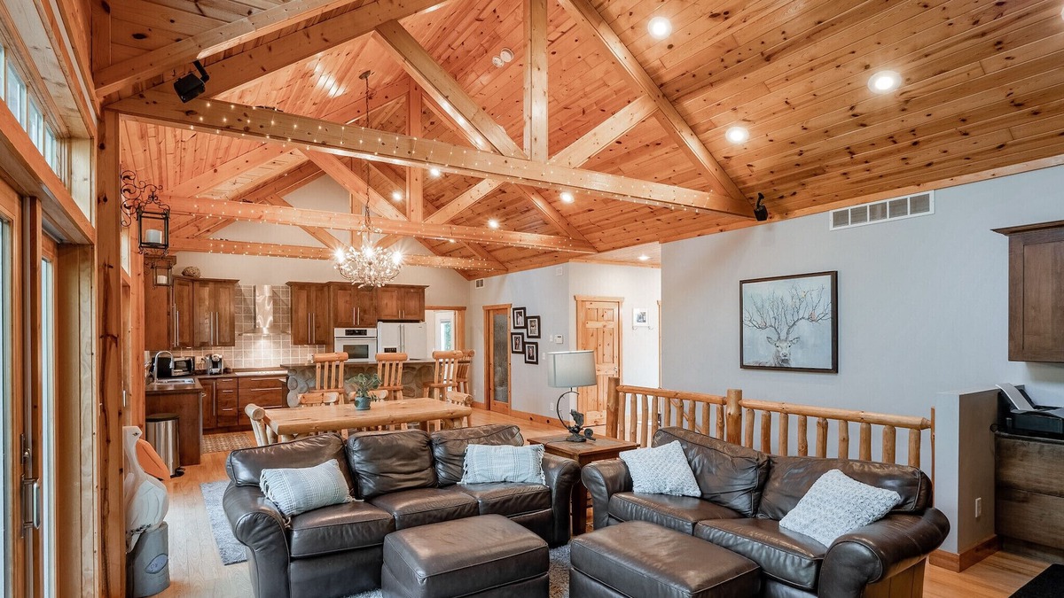 Comstock Cabin | Cabin Retreat - 90 minutes from Twin Cities - Can accommodate up to 10 people