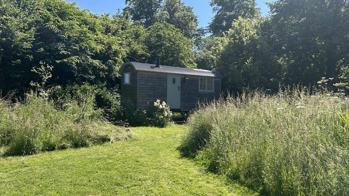 Bletchley Cabin | Cabin Retreat in Bedford - Sleeps 2 & Free parking