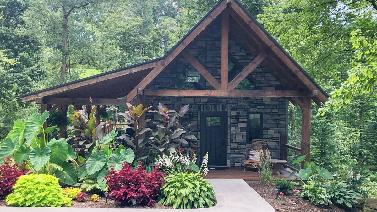 Stone Creek Cabin | Cabin Retreat on quiet back road in Amish Country with hot tub
