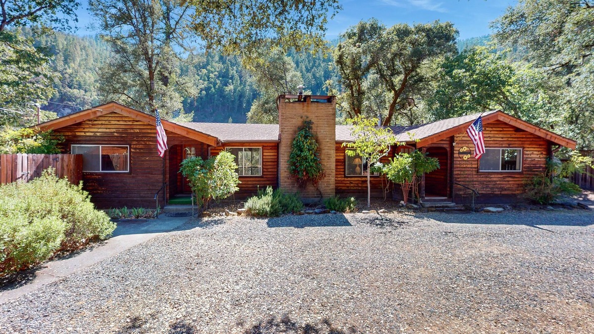 Burnt Ranch House | Cabin Retreat with river view, private pool & wood stove