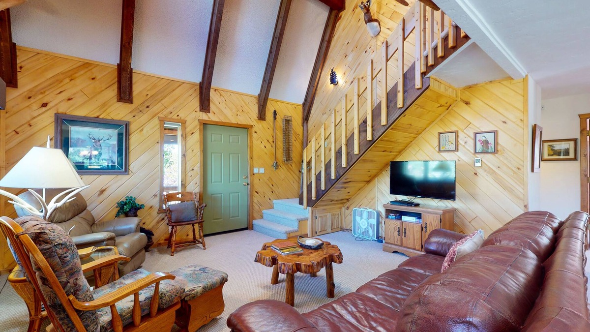Ponderosa Pines Cabin | Cabin retreat with wrap-around porch, work spaces,