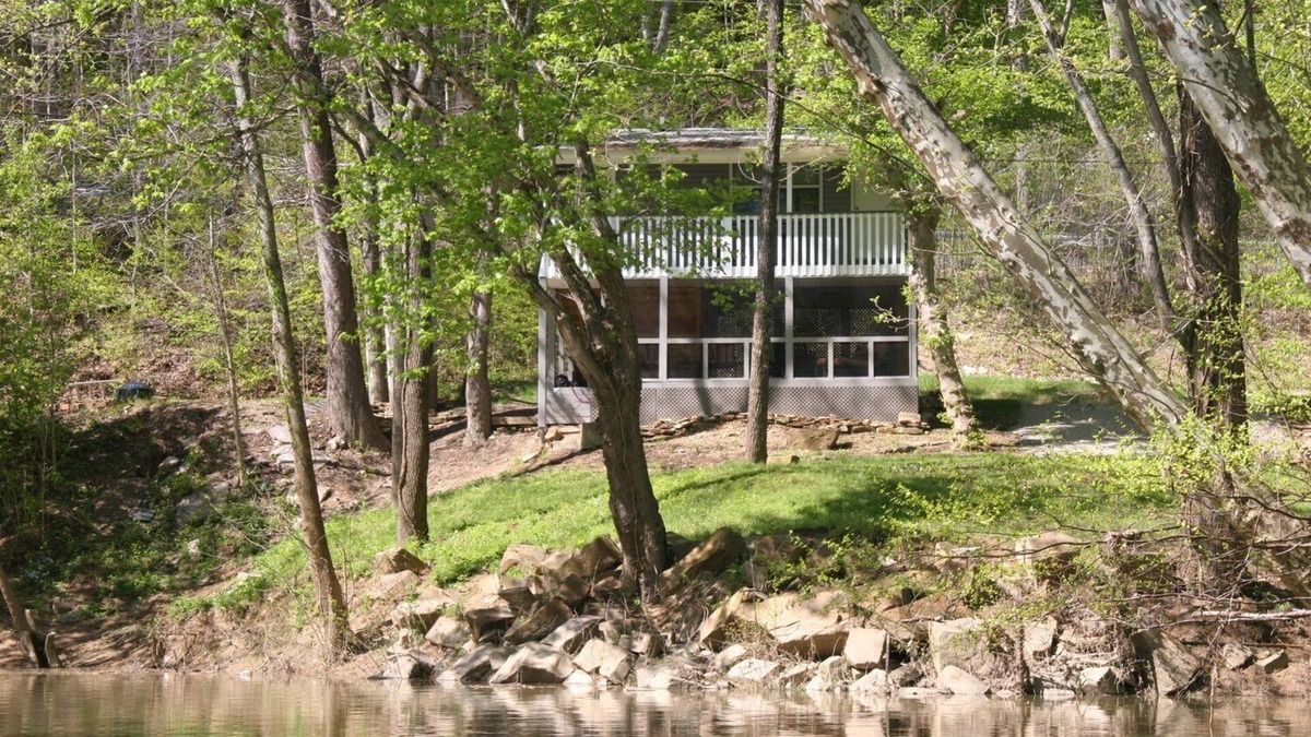 Farmers Cabin | Cabin & Screened Porch with Scenic Views on Triplett Creek – Near Cave Run Lake!