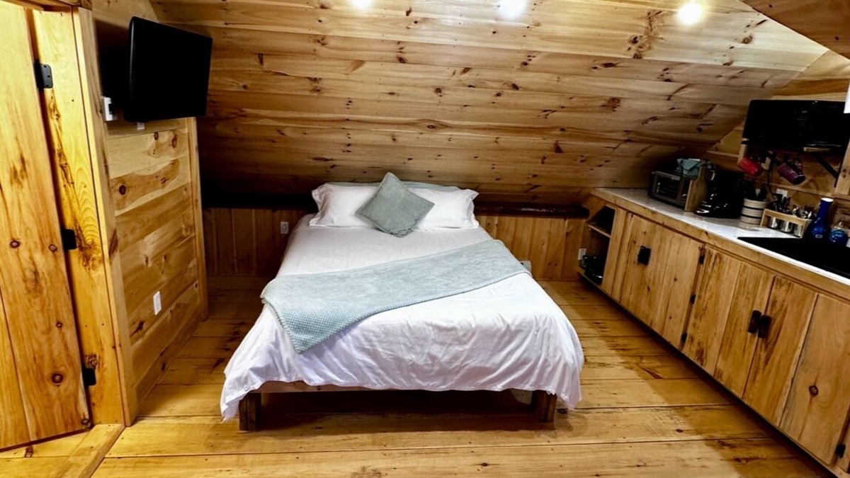 Whitefield Apartment | Cabin Style Studio Apt - 100 Acres/Kayaks/Canoes