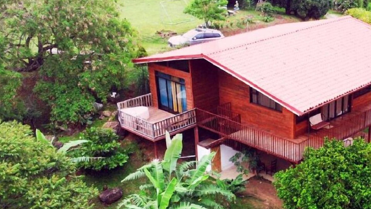 Atenas Cabin | Cabin surrounded by nature at ground level with terrace