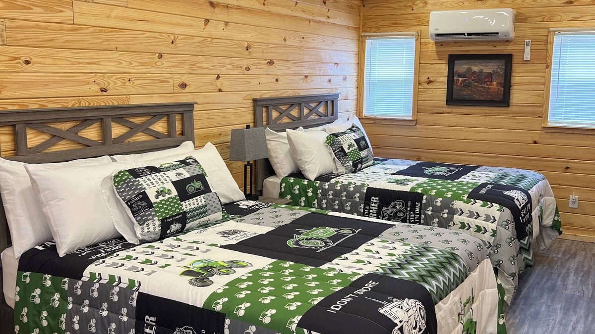 Paige Cabin | Cabin Unit 2 of 6 with 1 bedroom and WiFi, AC in serene Paige