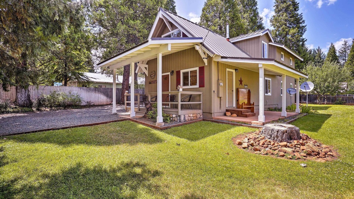 Trinity Center Cabin | Cabin w/Backyard Space - 1/2 Mi to Trinity Lake!