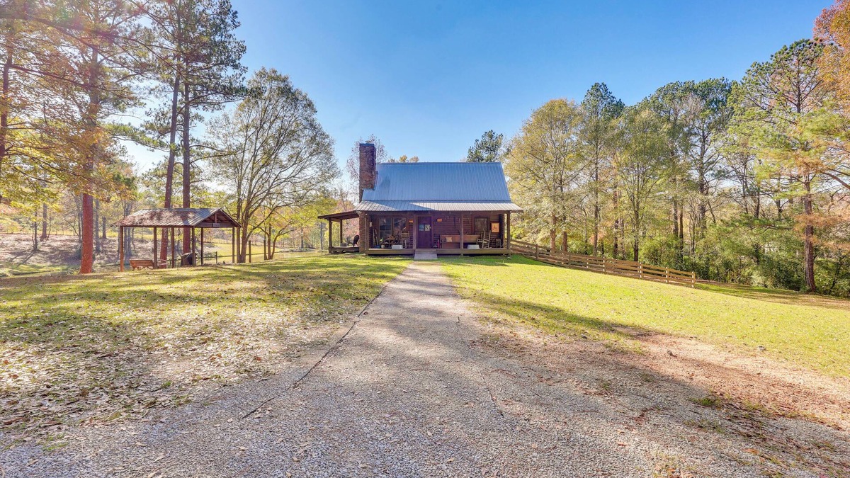 Hueytown Cabin | Cabin w/Catch & Release Pond in Hueytown!