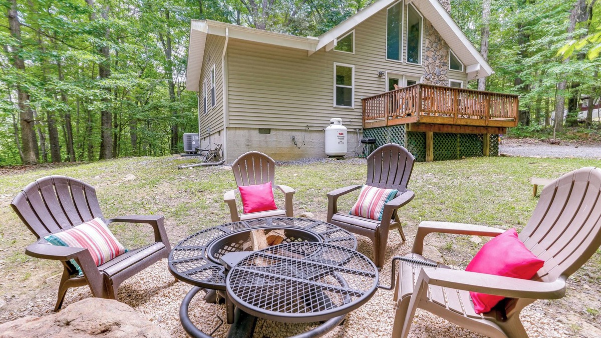 New Market Cabin | Cabin w/Deck & Screened-In Porch in New Market!