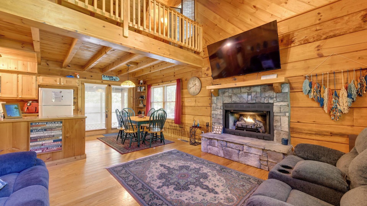 Hartford Cabin | Cabin w/Hot Tub + Fishing Pond in Del Rio!