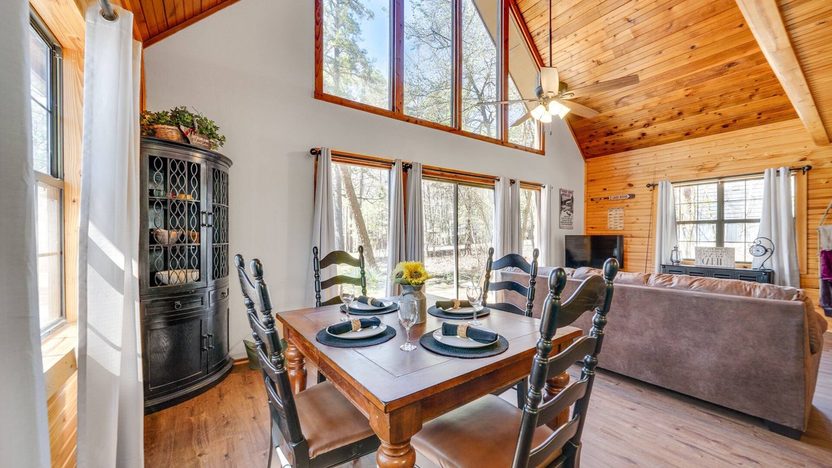 Broken Bow Cabin | Cabin w/Private Hot Tub: 2 Mi to Broken Bow Lake!