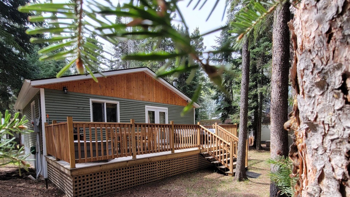 West Central Saskatchewan Cabin | Cabin WiFi Fireplace Pet friendly Fishing XL treed lot @ Delaronde
