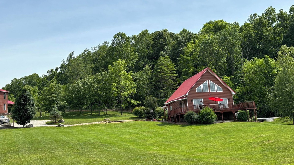 Eckerty Cabin | Cabin with amazing views & fully stocked pond for fishing minutes from Patoka