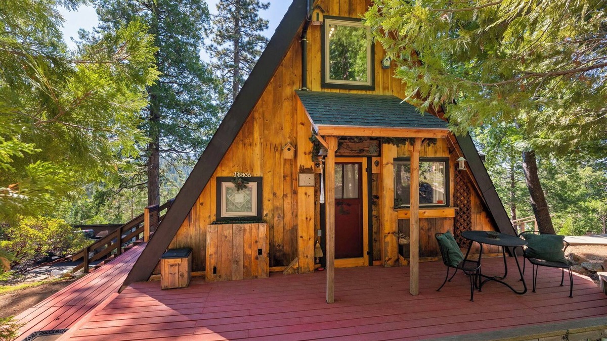 Mi-Wuk Village Cabin | Cabin with Digital Minimalism for true get-away to Sierra outdoors.