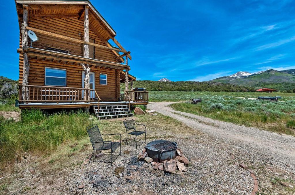 Spanish Valley House | Cabin with Fire Pit, Views and BBQ 18 Mi to Moab!