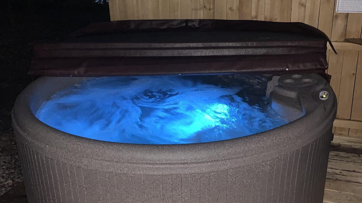 Keslers Cross Lanes Cabin | Cabin with Hot Tub & Pet Friendly