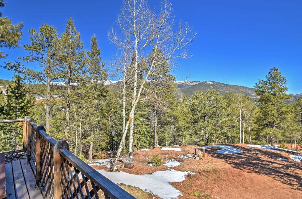 Rainbow Valley House | Cabin with Mtn Views - 5 Mi to Mueller State Park!